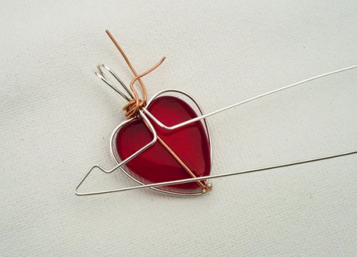 Marty Blu's My Valentine Heart Pendant - , Contemporary Wire Jewelry, Wire Wrapping, Wrapping, Wire Wrapping Jewelry, Using chain nose pliers to bend wire into the arrow shape.